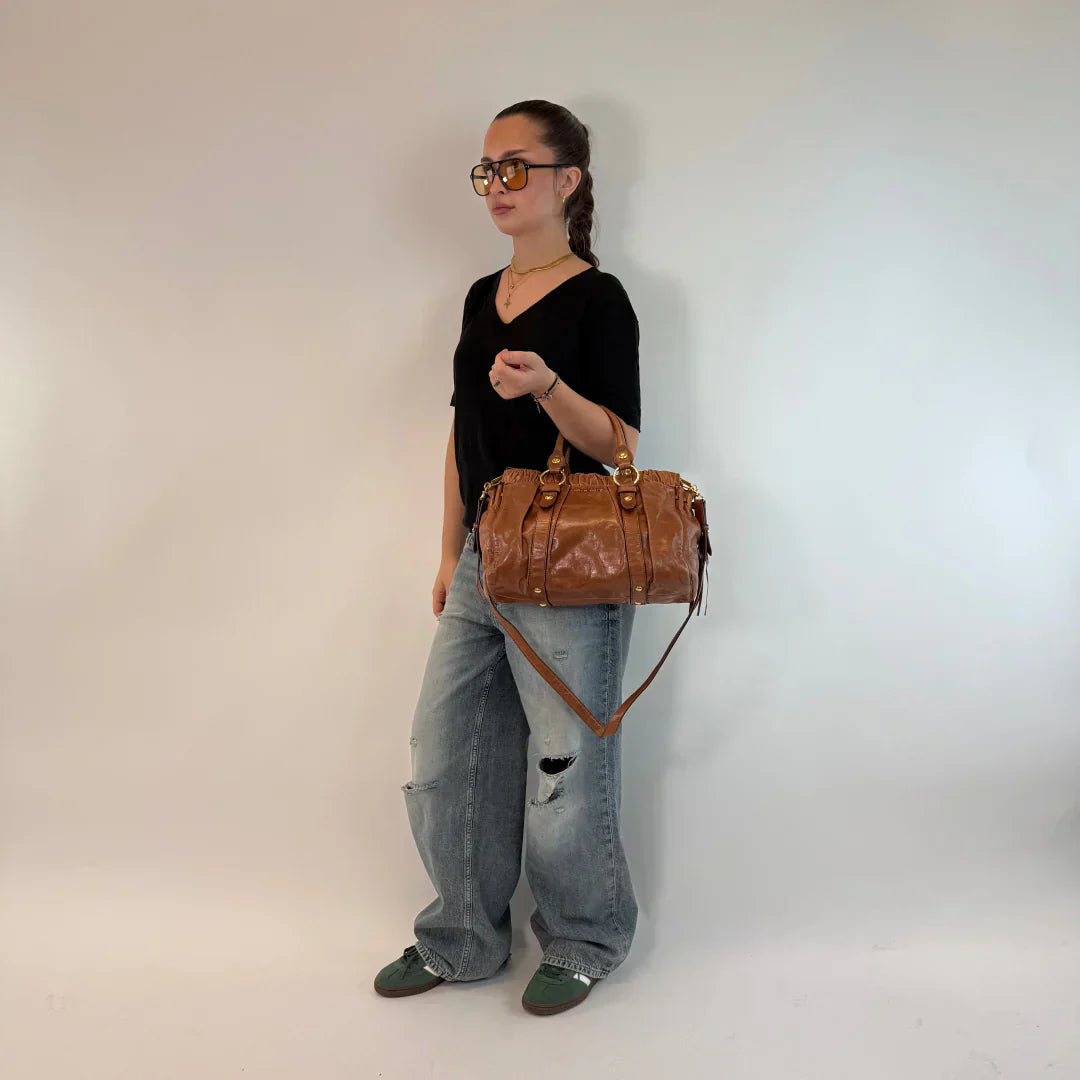 🔥 Pre-owned Miu Miu handbag Vitello Lux with shoulder strap made of dark brown leather 🔥