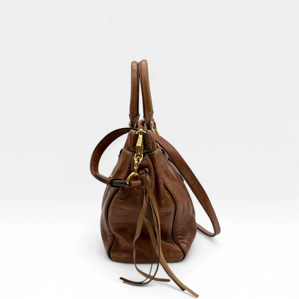 🔥 Pre-owned Miu Miu handbag Vitello Lux with shoulder strap made of dark brown leather 🔥