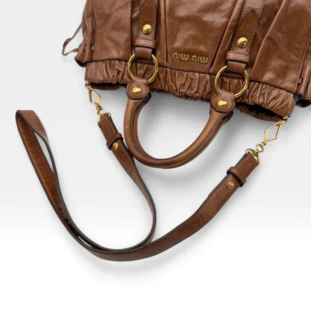 🔥 Pre-owned Miu Miu handbag Vitello Lux with shoulder strap made of dark brown leather 🔥