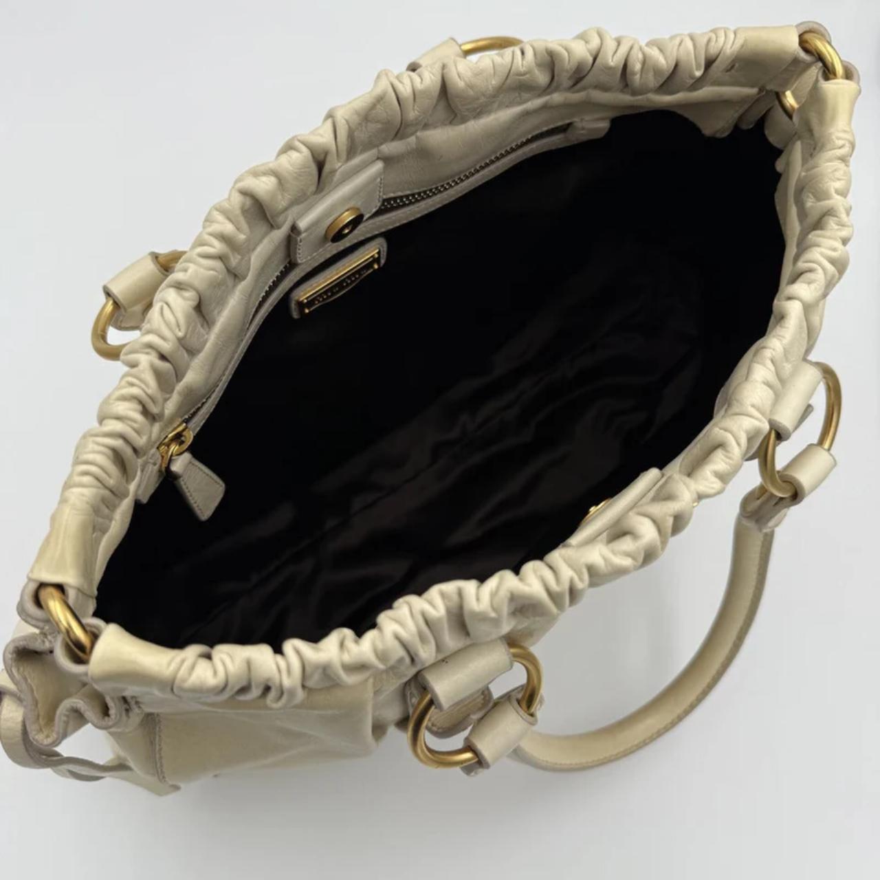 🔥 Authentic Miu Miu Vitello Leather White Handbag Pre-owned 🔥